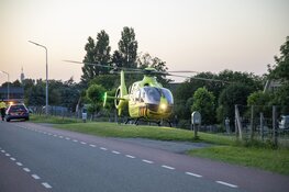 Traumahelikopter landt op de Vijfhuizerdijk in Vijfhuizen