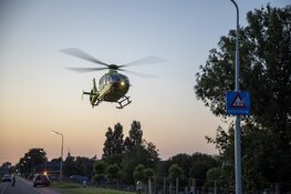 Traumahelikopter landt op de Vijfhuizerdijk in Vijfhuizen