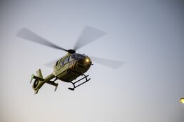 Traumahelikopter landt op de Vijfhuizerdijk in Vijfhuizen
