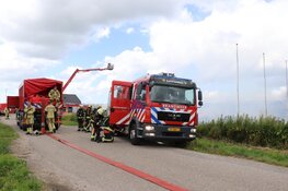 Grote brand bij agrarisch bedrijf in De Kwakel