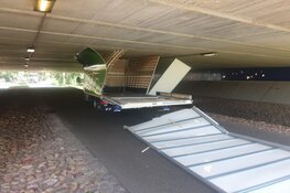 Opnieuw vrachtwagen klem onder viaduct Aalsmeer