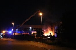 Veel vlammen bij brand in bedrijfsverzamelgebouw Aalsmeer