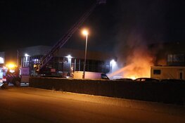 Veel vlammen bij brand in bedrijfsverzamelgebouw Aalsmeer