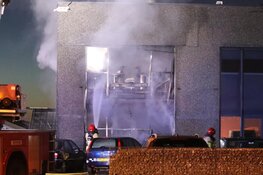 Veel vlammen bij brand in bedrijfsverzamelgebouw Aalsmeer