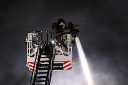 Veel vlammen bij brand in bedrijfsverzamelgebouw Aalsmeer
