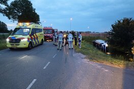 Bestelbus in sloot Middenweg Aalsmeer