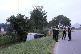 Bestelbus in sloot Middenweg Aalsmeer