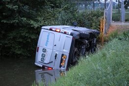 Bestelbus in sloot Middenweg Aalsmeer