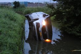 Bestelbus in sloot Middenweg Aalsmeer