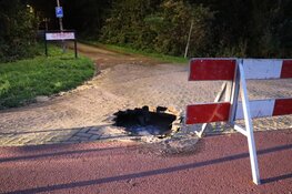 Hollandsche Dijk afgesloten vanwege sinkhole in weg