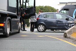 Vrachtwagen in botsing met auto in Aalsmeer