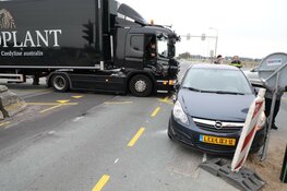 Vrachtwagen in botsing met auto in Aalsmeer