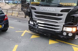 Vrachtwagen in botsing met auto in Aalsmeer