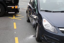 Vrachtwagen in botsing met auto in Aalsmeer