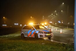 Auto te water bij oprit A9 bij Lijnden