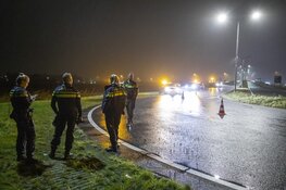 Auto te water bij oprit A9 bij Lijnden