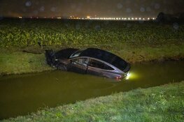 Auto te water bij oprit A9 bij Lijnden