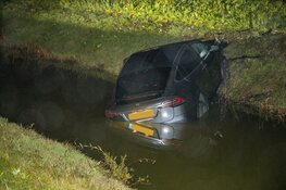 Auto te water bij oprit A9 bij Lijnden
