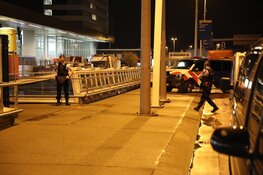 Marechaussee schiet man in been op Schiphol