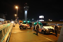 Marechaussee schiet man in been op Schiphol