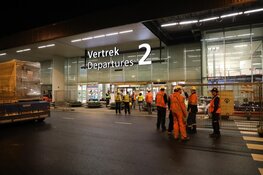 Marechaussee schiet man in been op Schiphol