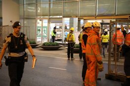 Marechaussee schiet man in been op Schiphol