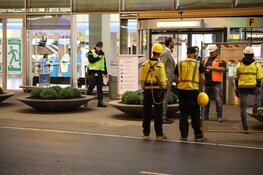 Marechaussee schiet man in been op Schiphol