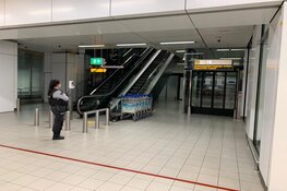Marechaussee schiet man in been op Schiphol
