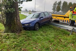 Auto eindigt achter de vangrail op de A4 bij Hoofddorp