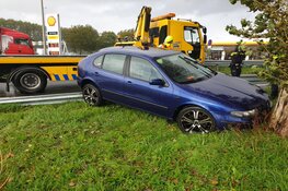 Auto eindigt achter de vangrail op de A4 bij Hoofddorp