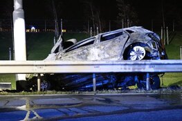 Auto crasht en vliegt in brand, omstanders redden bestuurder