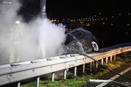 Auto crasht en vliegt in brand, omstanders redden bestuurder