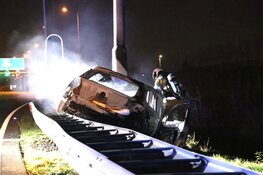 Auto crasht en vliegt in brand, omstanders redden bestuurder
