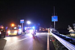 Auto crasht en vliegt in brand, omstanders redden bestuurder