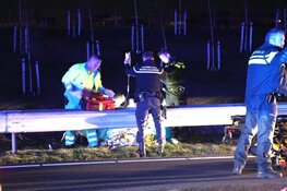 Auto crasht en vliegt in brand, omstanders redden bestuurder