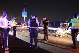 Auto crasht en vliegt in brand, omstanders redden bestuurder