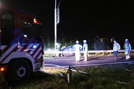 Auto crasht en vliegt in brand, omstanders redden bestuurder