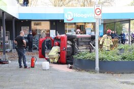 Auto rijdt twee voetgangers aan tijdens parkeren bij supermarkt