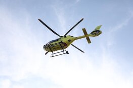 Auto rijdt twee voetgangers aan tijdens parkeren bij supermarkt