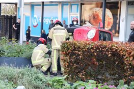 Auto rijdt twee voetgangers aan tijdens parkeren bij supermarkt