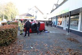 Auto rijdt twee voetgangers aan tijdens parkeren bij supermarkt