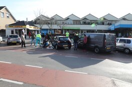 Auto rijdt twee voetgangers aan tijdens parkeren bij supermarkt