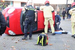 Auto rijdt twee voetgangers aan tijdens parkeren bij supermarkt