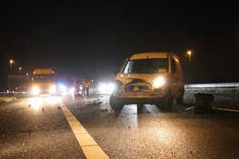 Bestelbus schiet over middenberm van A9