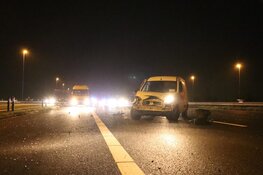 Bestelbus schiet over middenberm van A9