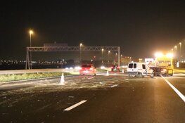 Bestelbus schiet over middenberm van A9