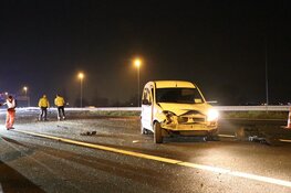 Bestelbus schiet over middenberm van A9