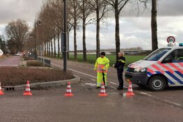 Politie en brandweer doen onderzoek in loods in Hoofddorp