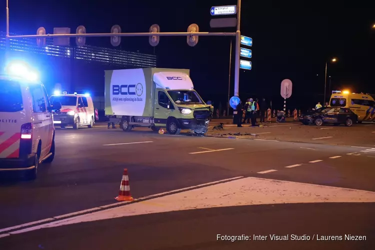 Gewonde bij botsing tussen busje en auto bij Schiphol-Rijk