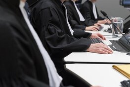 De mannen probeerden een vluchteling af te persen